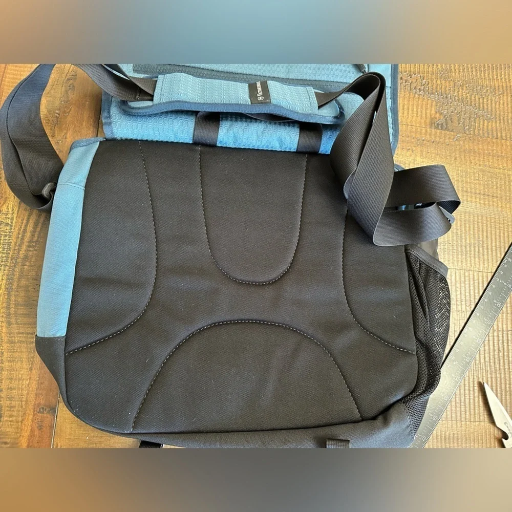 Victorinox messenger bag flap buckles lots of storage laptop book bag like new